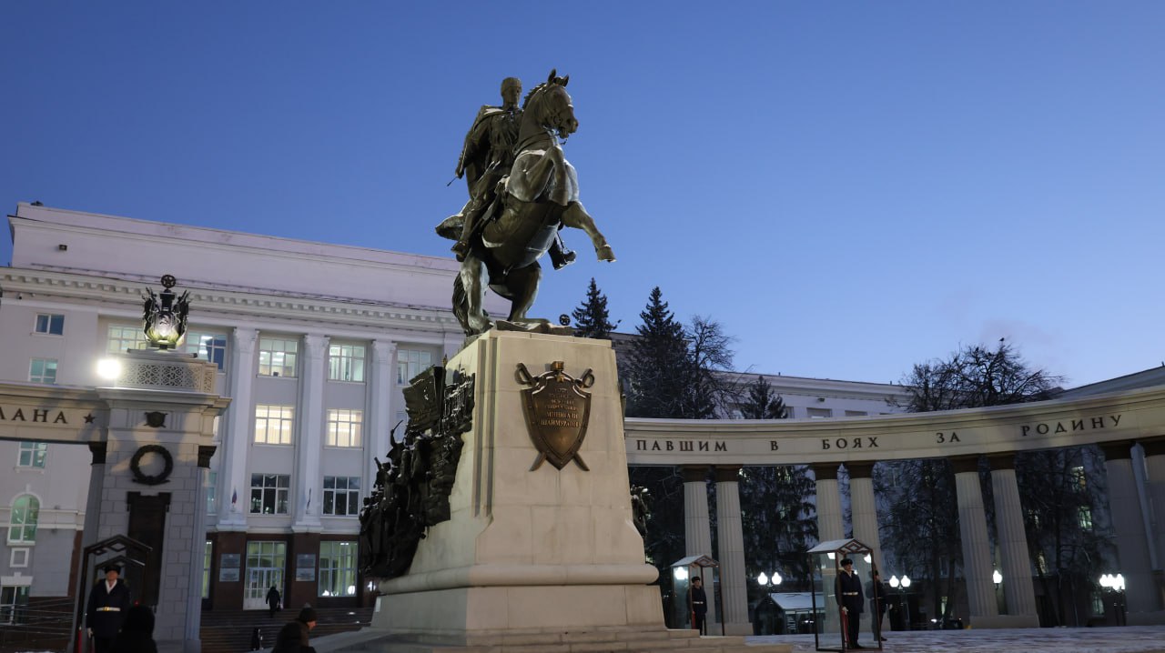 В Уфе почтили память Героев Отечества торжественным возложением цветов В Уфе почтили память Героев Отечества торжественным возложением цветов