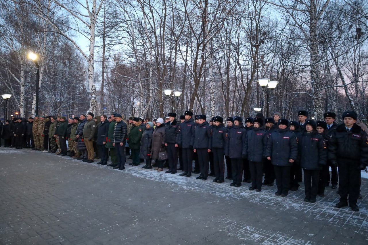 Возложили цветы в День Героев Отечества Возложили цветы в День Героев Отечества