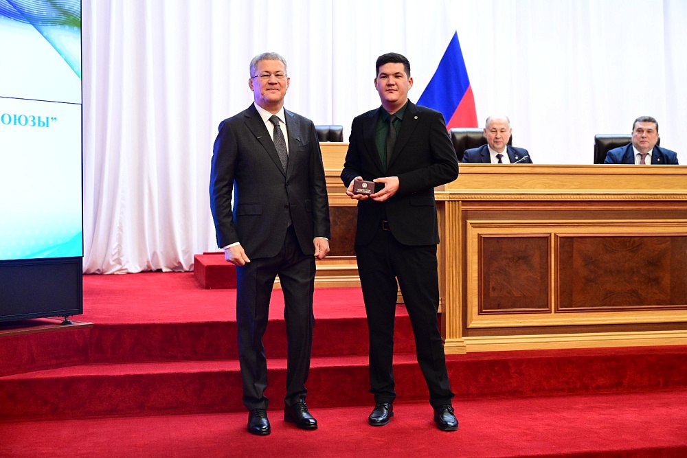 В Башкортостане впервые в стране журналистам вручили удостоверения военкоров В Башкортостане впервые в стране журналистам вручили удостоверения военкоров