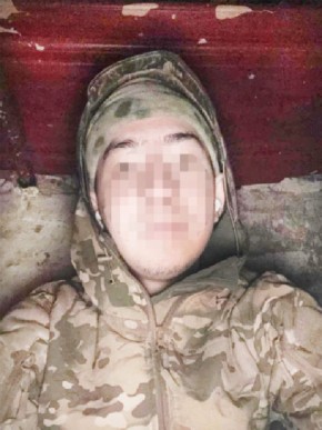 В отпуске боец помогает по дому