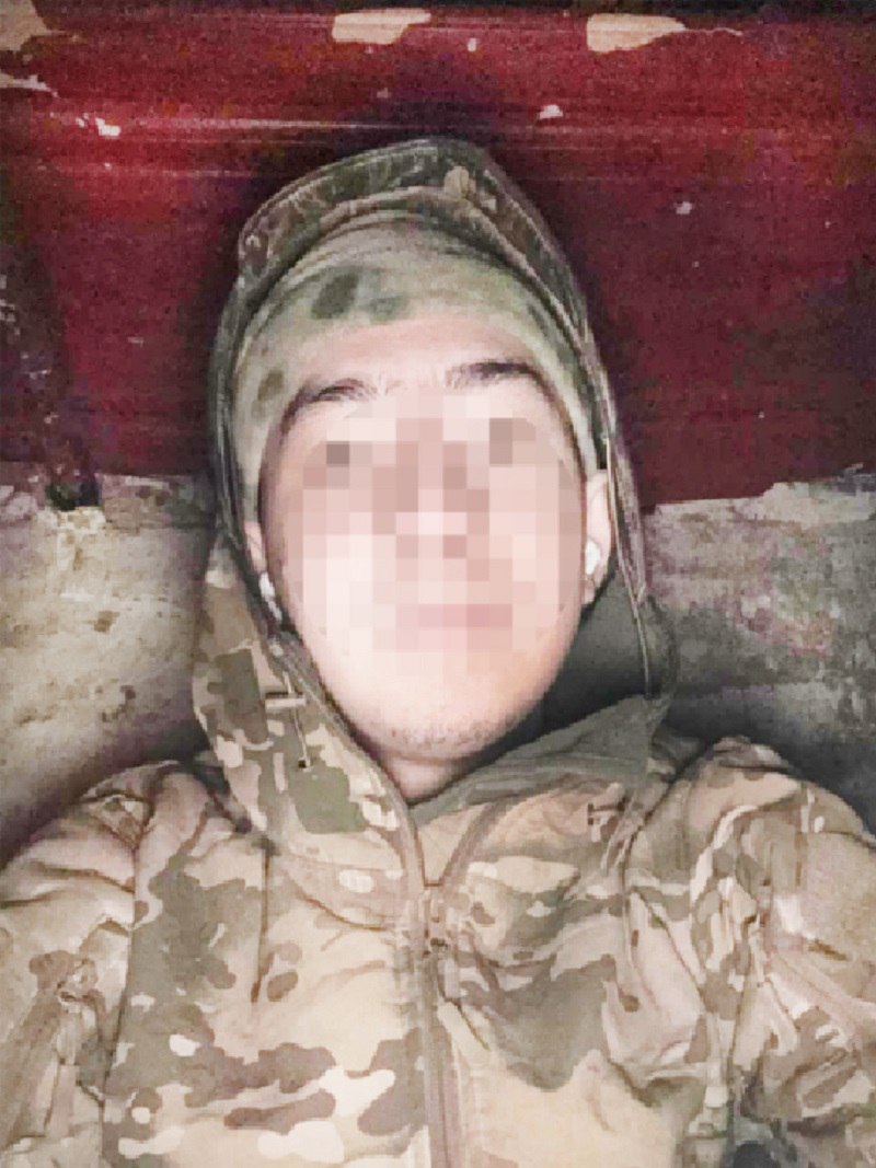 В отпуске боец помогает по дому