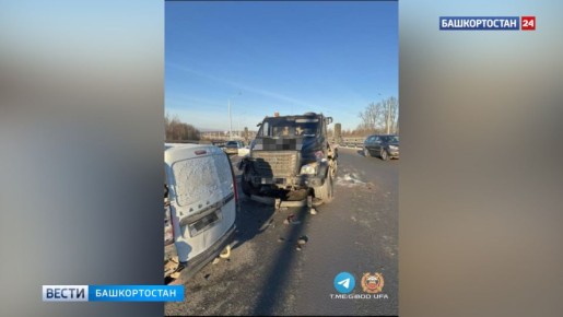 Двух человек госпитализировали после тройного ДТП на Затонском шоссе в Уфе