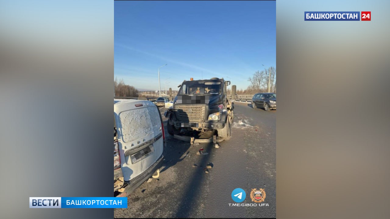 Двух человек госпитализировали после тройного ДТП на Затонском шоссе в Уфе