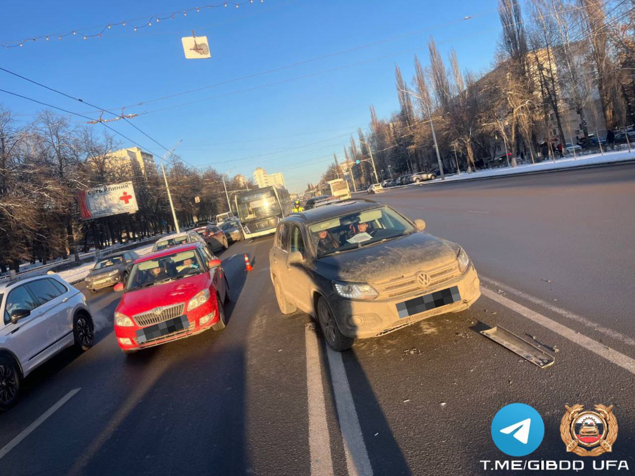 Спасло жизнь малыша. В Уфе 9 декабря столкнулись «Мазда СХ5» под управлением 38-летнего мужчины и «Фольксвагена Тигуан», за рулём которого находился 32-летний водитель