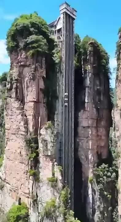 В Китае запустили уличный лифт, взмывающий на вершину скалы