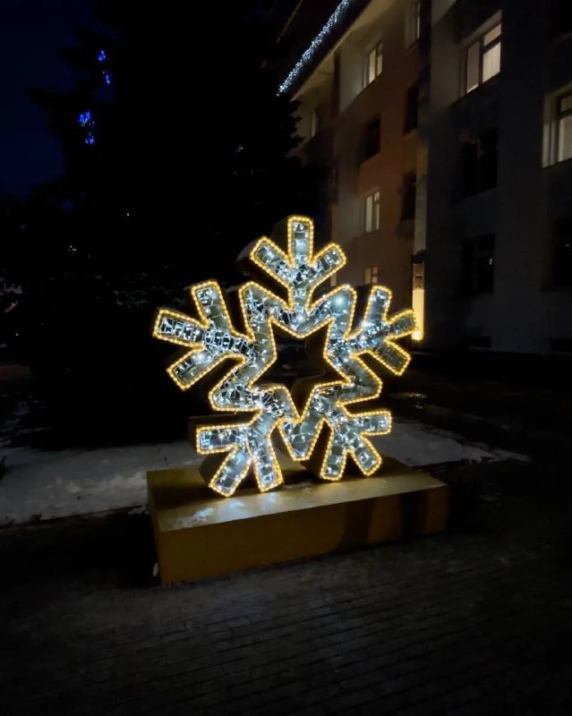 В Уфу пришло волшебство!. На территории Правительства РБ уже зажглась новогодняя иллюминация! Специалисты МБУ «Уфагорсвет» завершили монтаж, проверку и настройку светового оборудования В Уфу пришло волшебство!. На территории Правительства РБ уже зажглась новогодняя иллюминация! Специалисты МБУ «Уфагорсвет» завершили монтаж, проверку и настройку светового оборудования