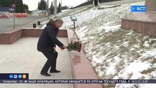 Радий Хабиров возложил цветы к памятнику Бабичу