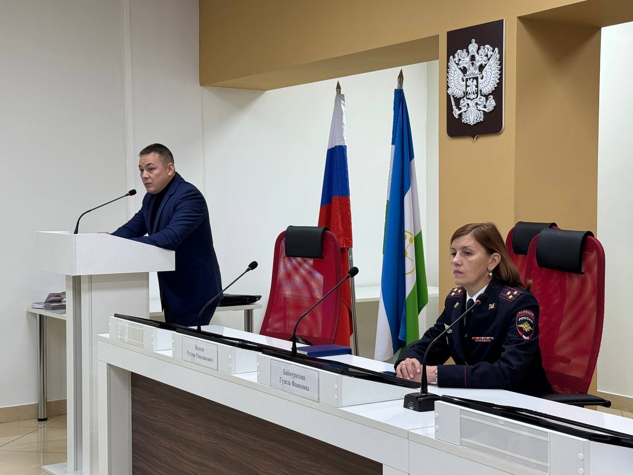 В Башкортостане юным гражданам вручили первые паспорта в преддверии Дня Конституции В Башкортостане юным гражданам вручили первые паспорта в преддверии Дня Конституции