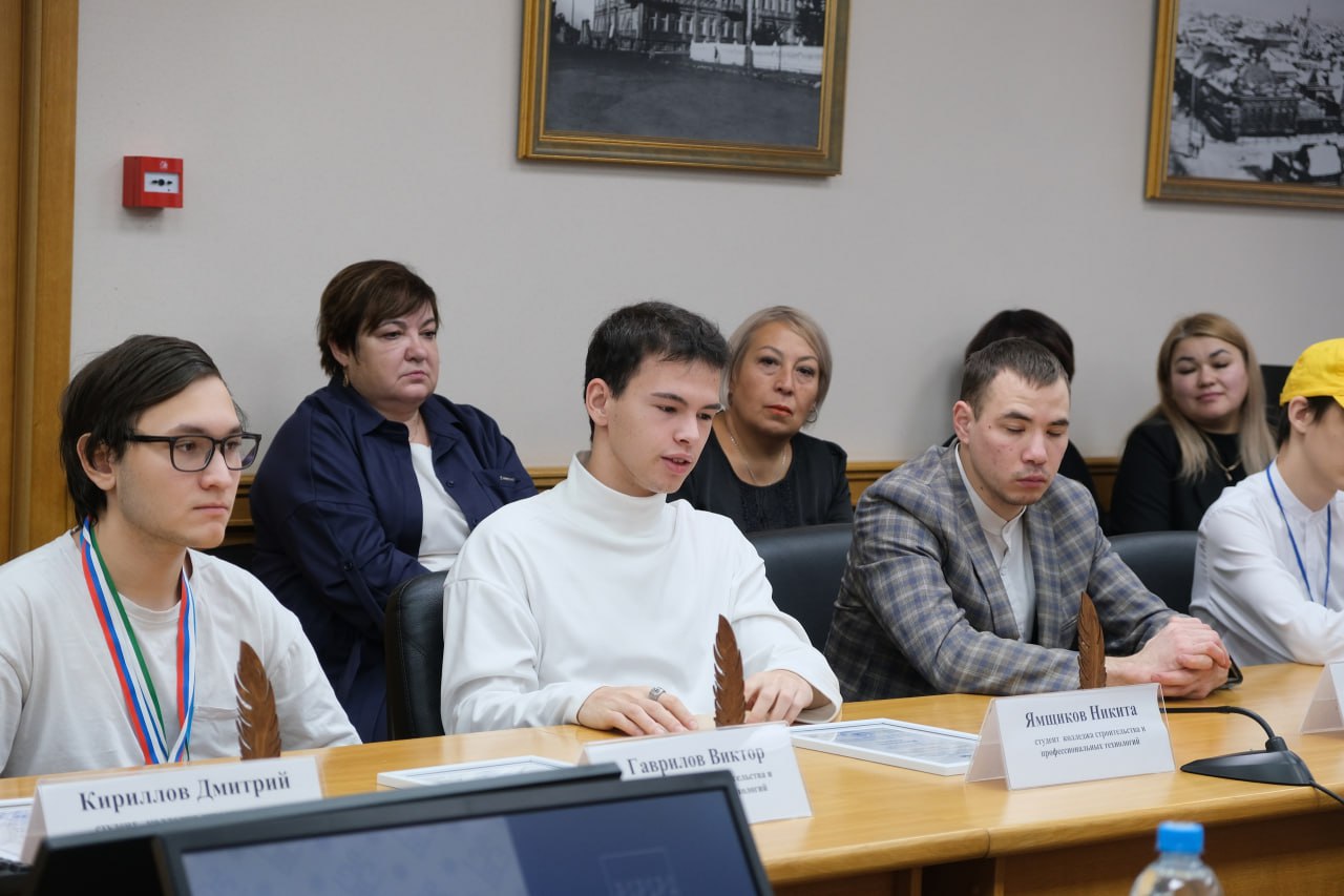 Глава администрации провёл встречу с участниками чемпионата «Абилимпикс» Глава администрации провёл встречу с участниками чемпионата «Абилимпикс»