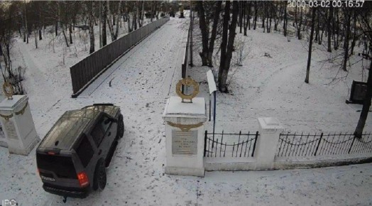 Въезд запрещён. На территорию мемориального парка Победы в Ишимбае заехал автомобиль