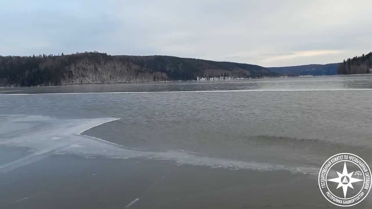 Спасатели призвали рыбаков не выходить на неокрепший лед: он сейчас самый опасный!