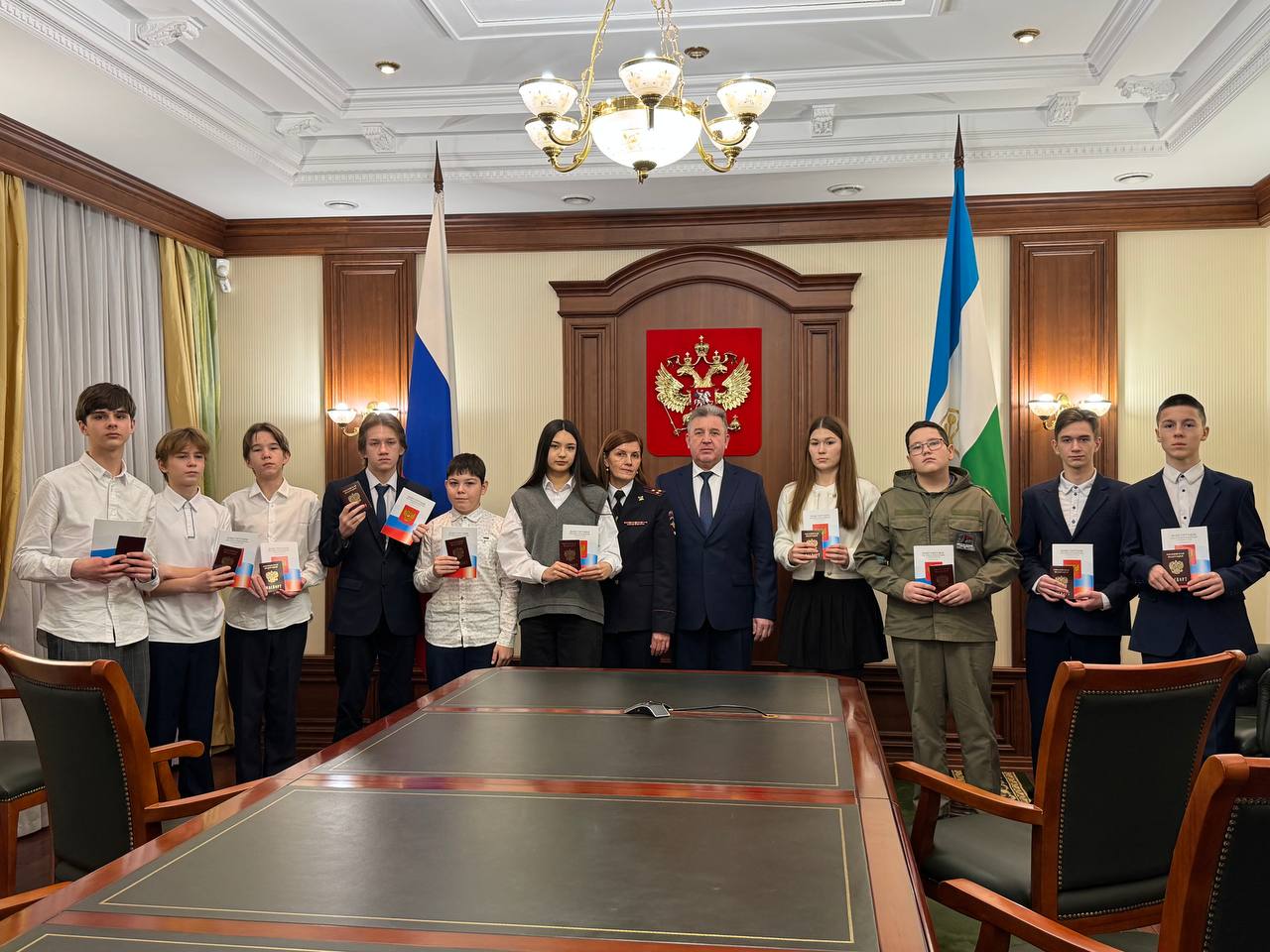 В Башкортостане юным гражданам вручили первые паспорта в преддверии Дня Конституции В Башкортостане юным гражданам вручили первые паспорта в преддверии Дня Конституции