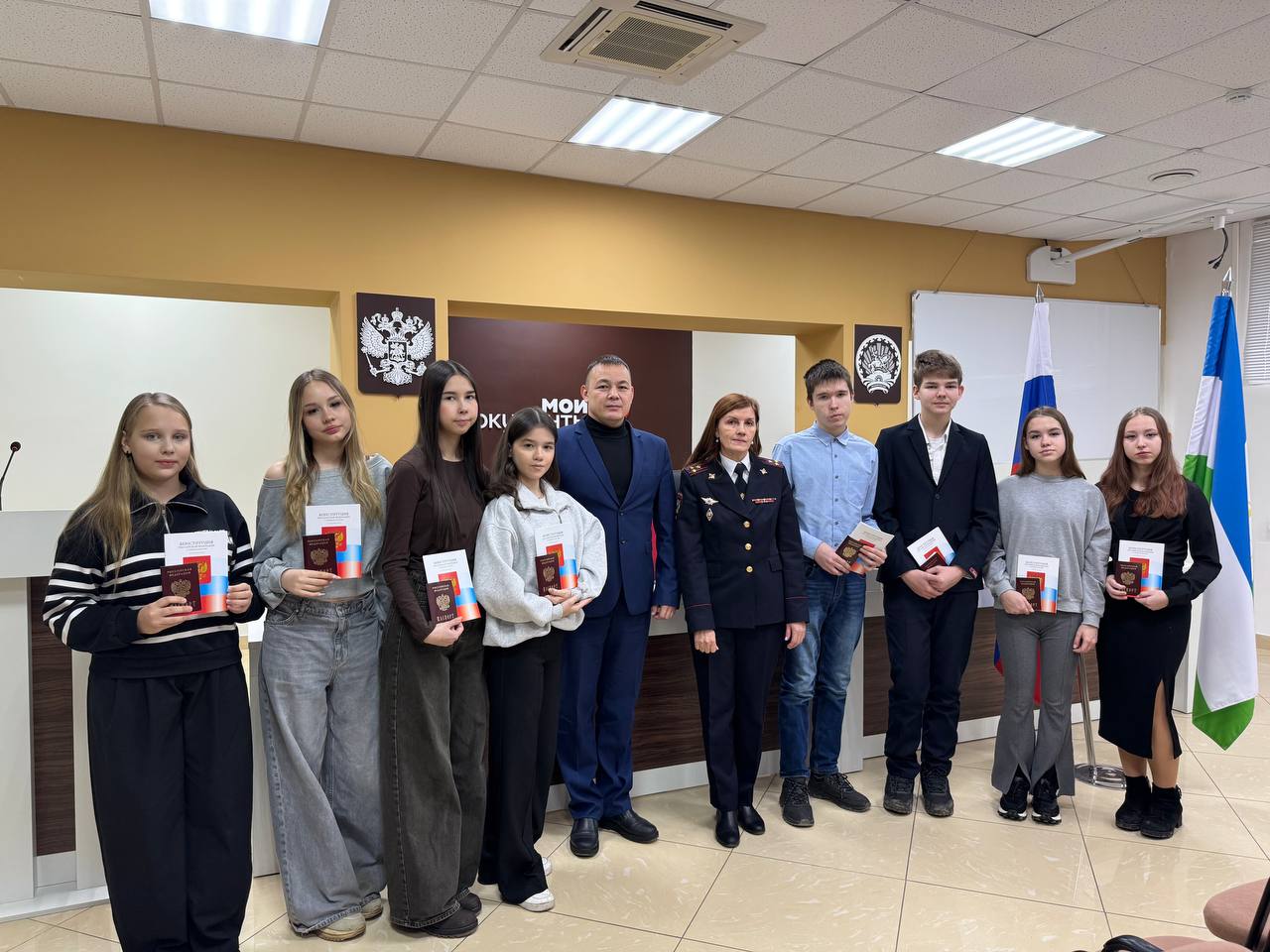 В Башкортостане юным гражданам вручили первые паспорта в преддверии Дня Конституции В Башкортостане юным гражданам вручили первые паспорта в преддверии Дня Конституции