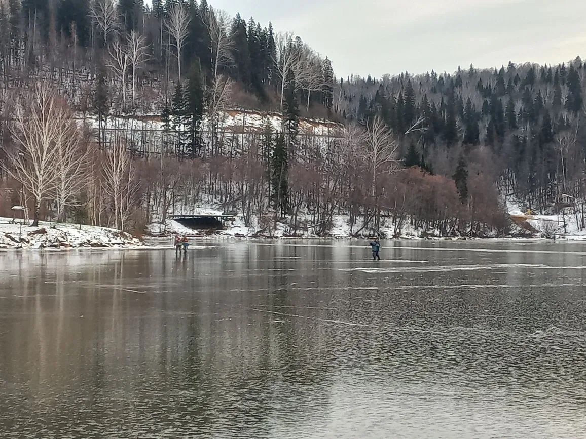 На водохранилищах лед еще не окреп На водохранилищах лед еще не окреп
