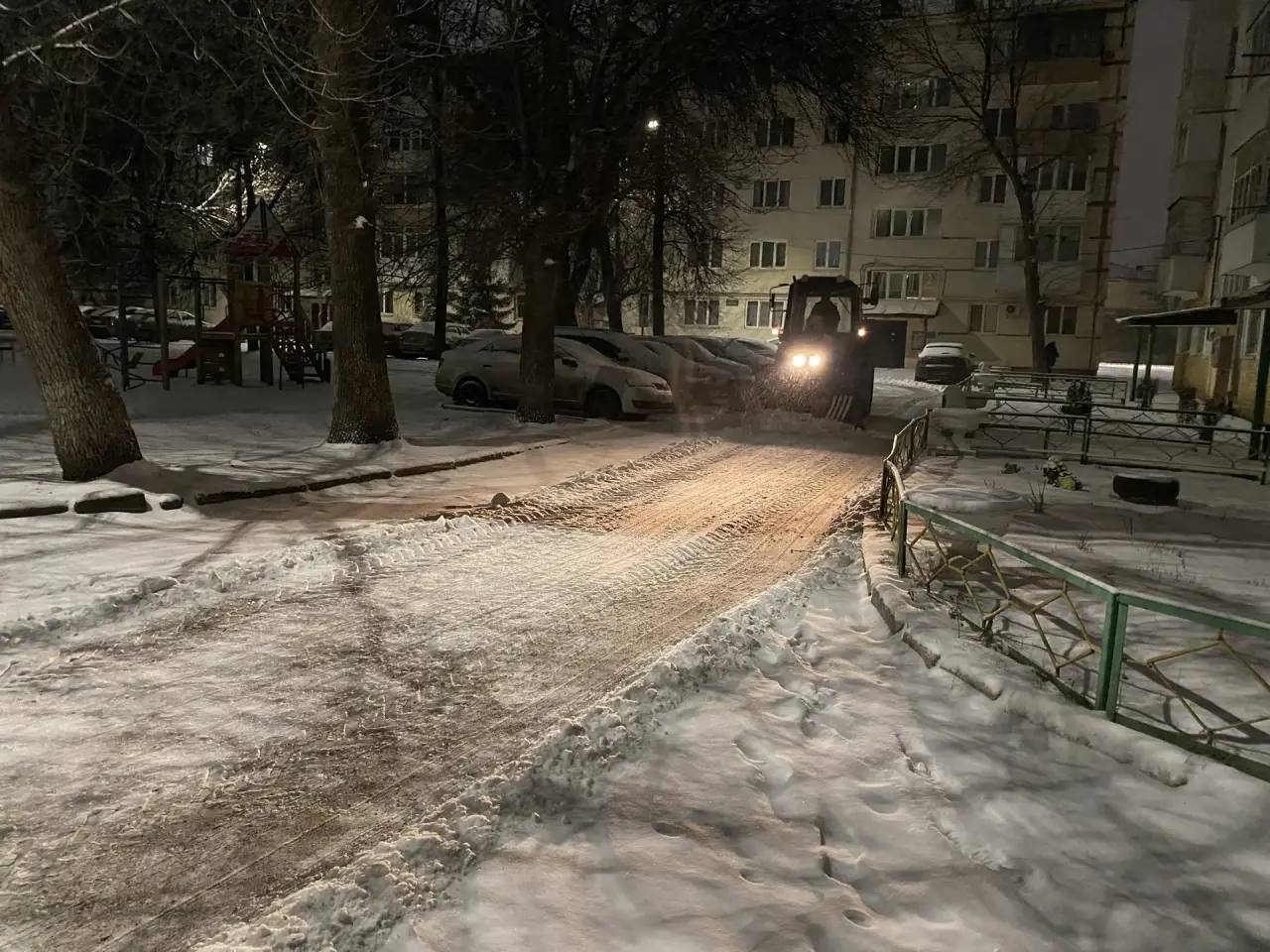 Коммунальщики Уфы вышли на борьбу со снежной стихией Коммунальщики Уфы вышли на борьбу со снежной стихией