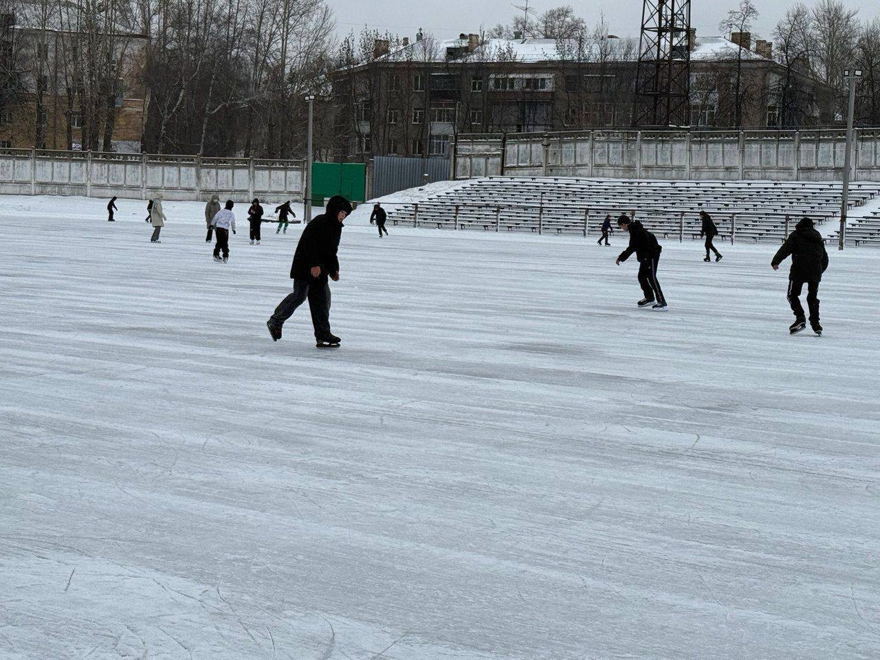 Каток на стадионе «Строитель» принимает первых посетителей Каток на стадионе «Строитель» принимает первых посетителей