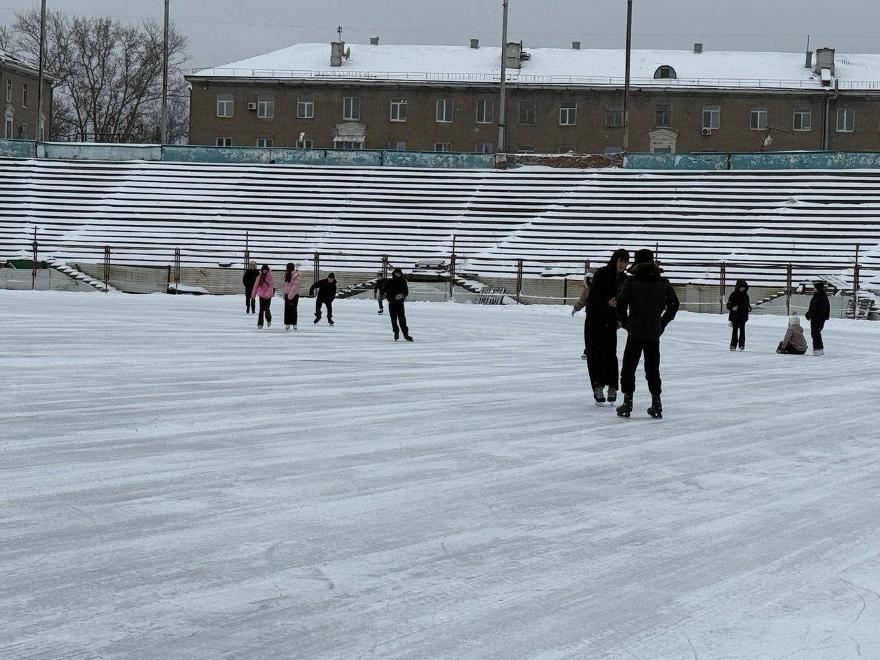 Каток на стадионе «Строитель» принимает первых посетителей Каток на стадионе «Строитель» принимает первых посетителей