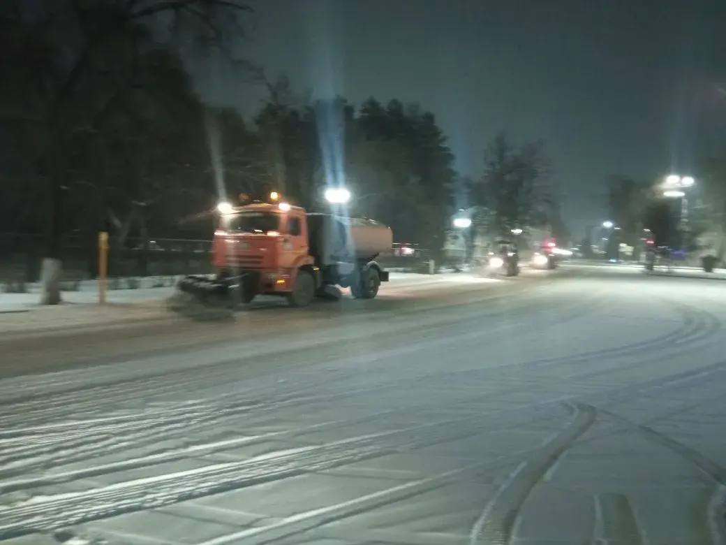 Коммунальщики Уфы вышли на борьбу со снежной стихией Коммунальщики Уфы вышли на борьбу со снежной стихией