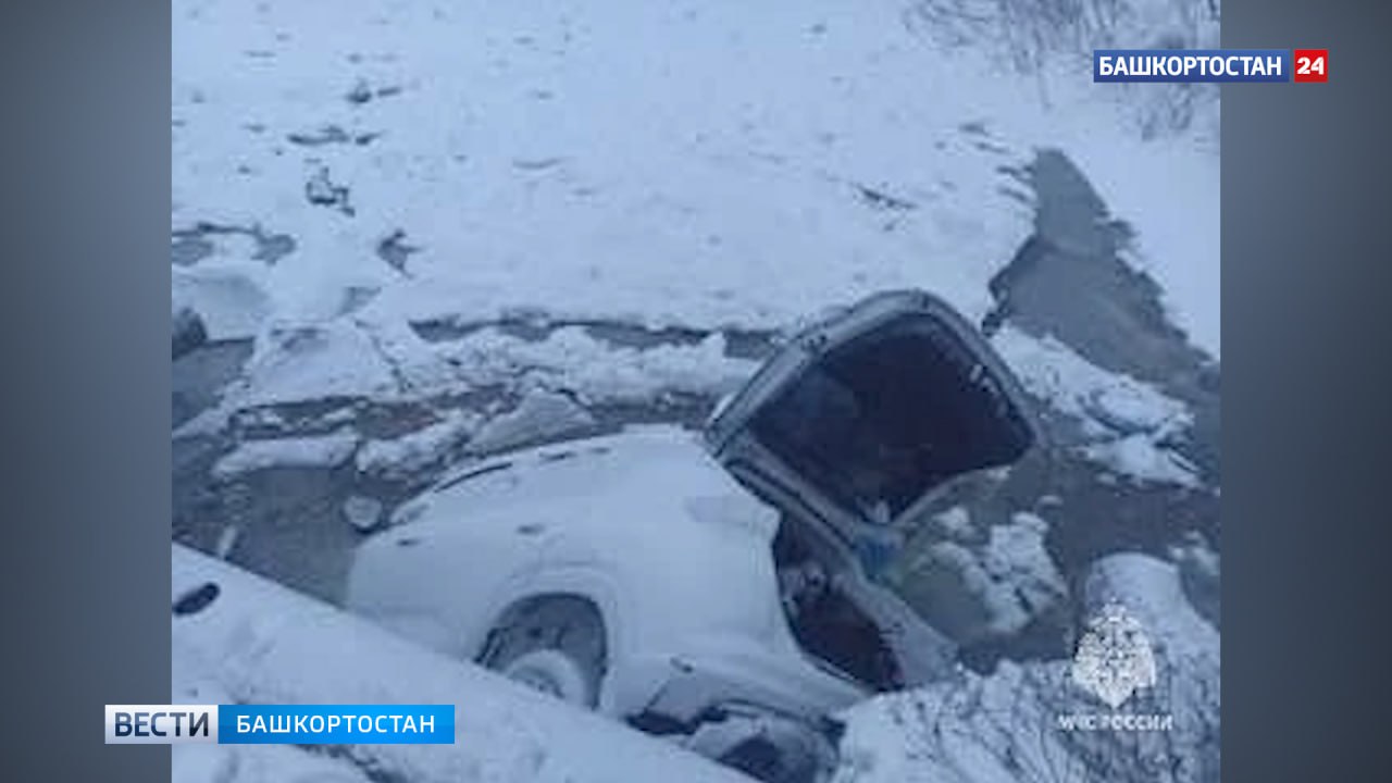В Бакалинском районе Башкирии автомобиль с людьми упал в реку Ик В Бакалинском районе Башкирии автомобиль с людьми упал в реку Ик