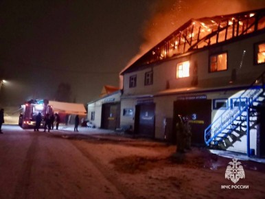Сгорел автосервис. 14 декабря в Учалах на улице Энергетиков произошёл пожар