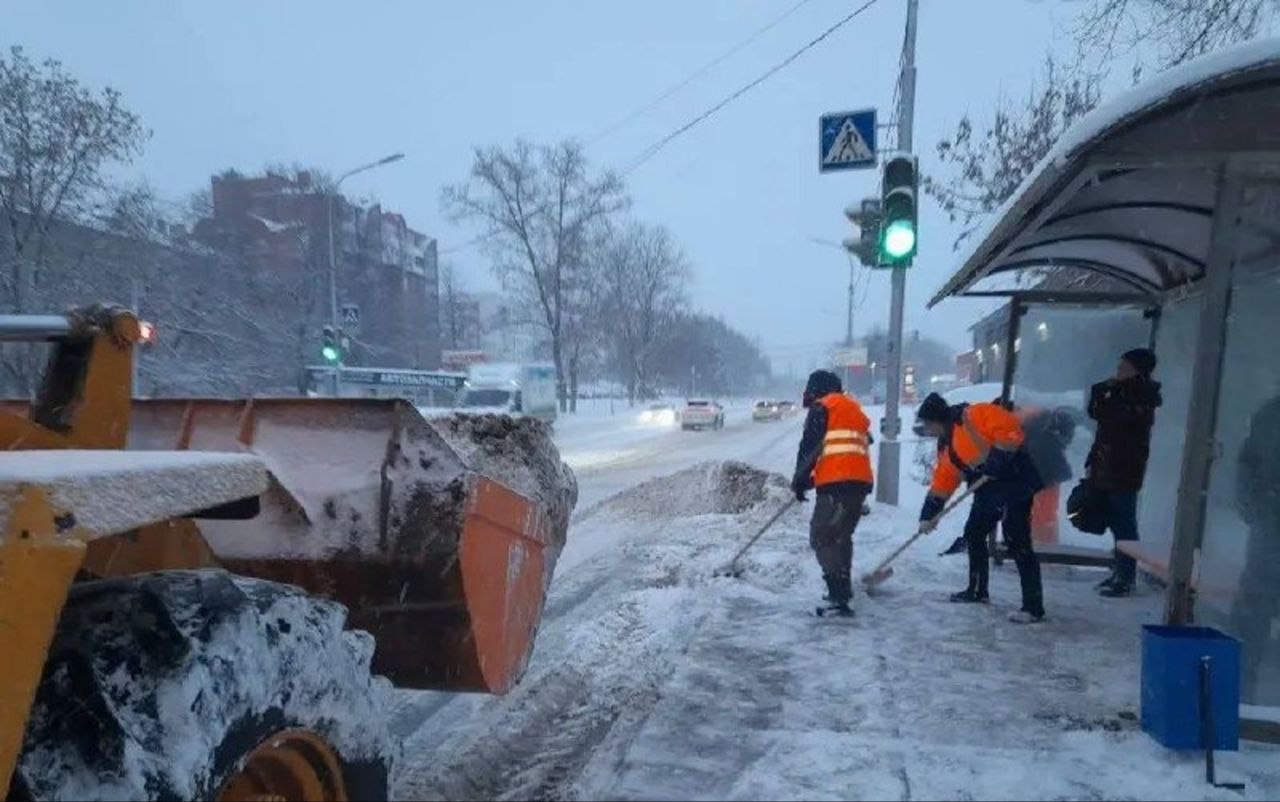 В Уфе борются с последствиями ночного снегопада