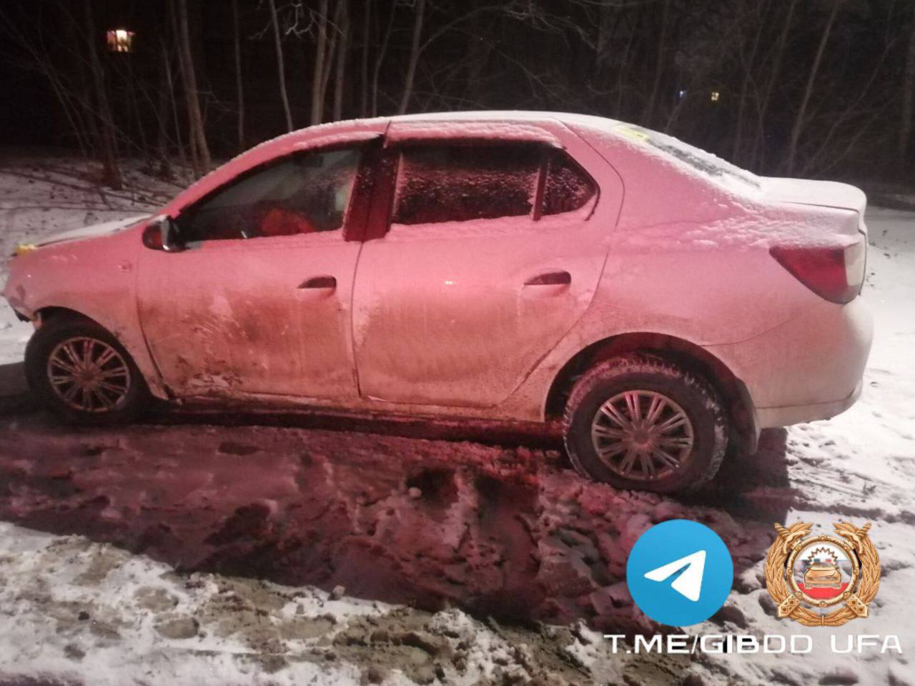 21-летний водитель за рулём «Рено Логан», двигаясь по улице Блюхера со стороны Лесопаркового проезда, столкнулся с ограждением 21-летний водитель за рулём «Рено Логан», двигаясь по улице Блюхера со стороны Лесопаркового проезда, столкнулся с ограждением