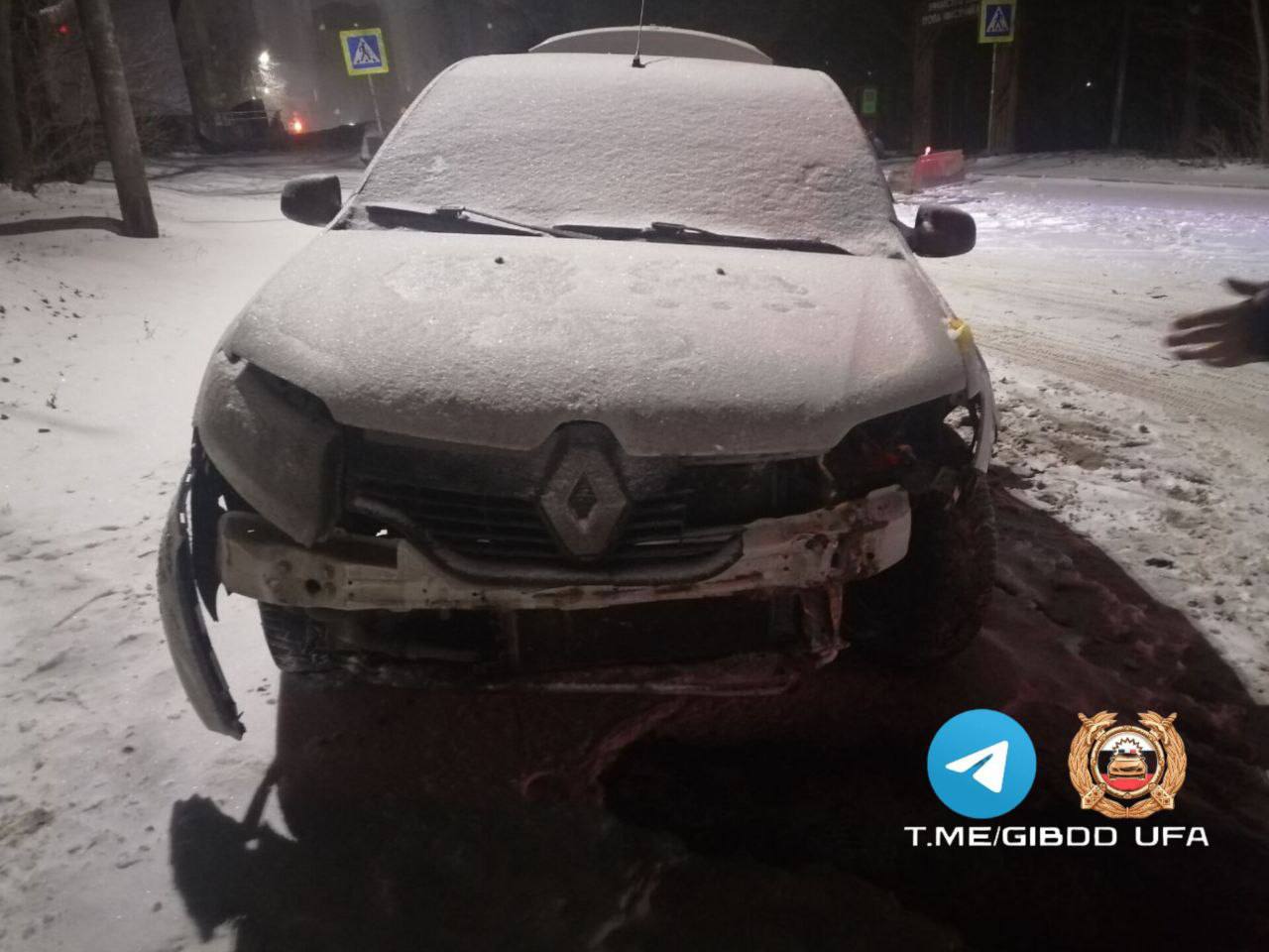 21-летний водитель за рулём «Рено Логан», двигаясь по улице Блюхера со стороны Лесопаркового проезда, столкнулся с ограждением 21-летний водитель за рулём «Рено Логан», двигаясь по улице Блюхера со стороны Лесопаркового проезда, столкнулся с ограждением