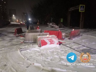 21-летний водитель за рулём «Рено Логан», двигаясь по улице Блюхера со стороны Лесопаркового проезда, столкнулся с ограждением