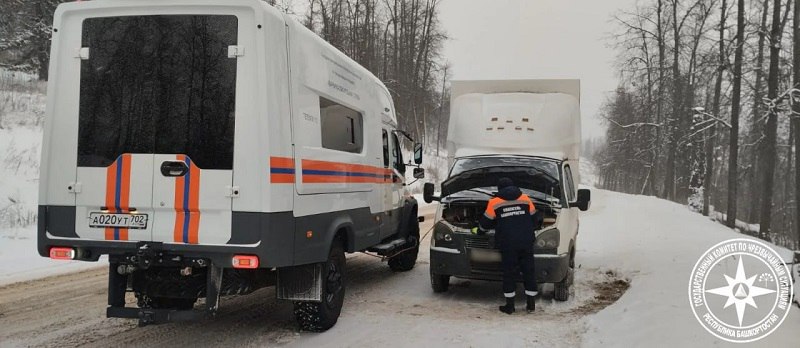 Фура застряла на трассе. Вчера в Нуримановском районе спасатели Госкомитета РБ по ЧС по дороге на вызов заметили застрявший грузовик