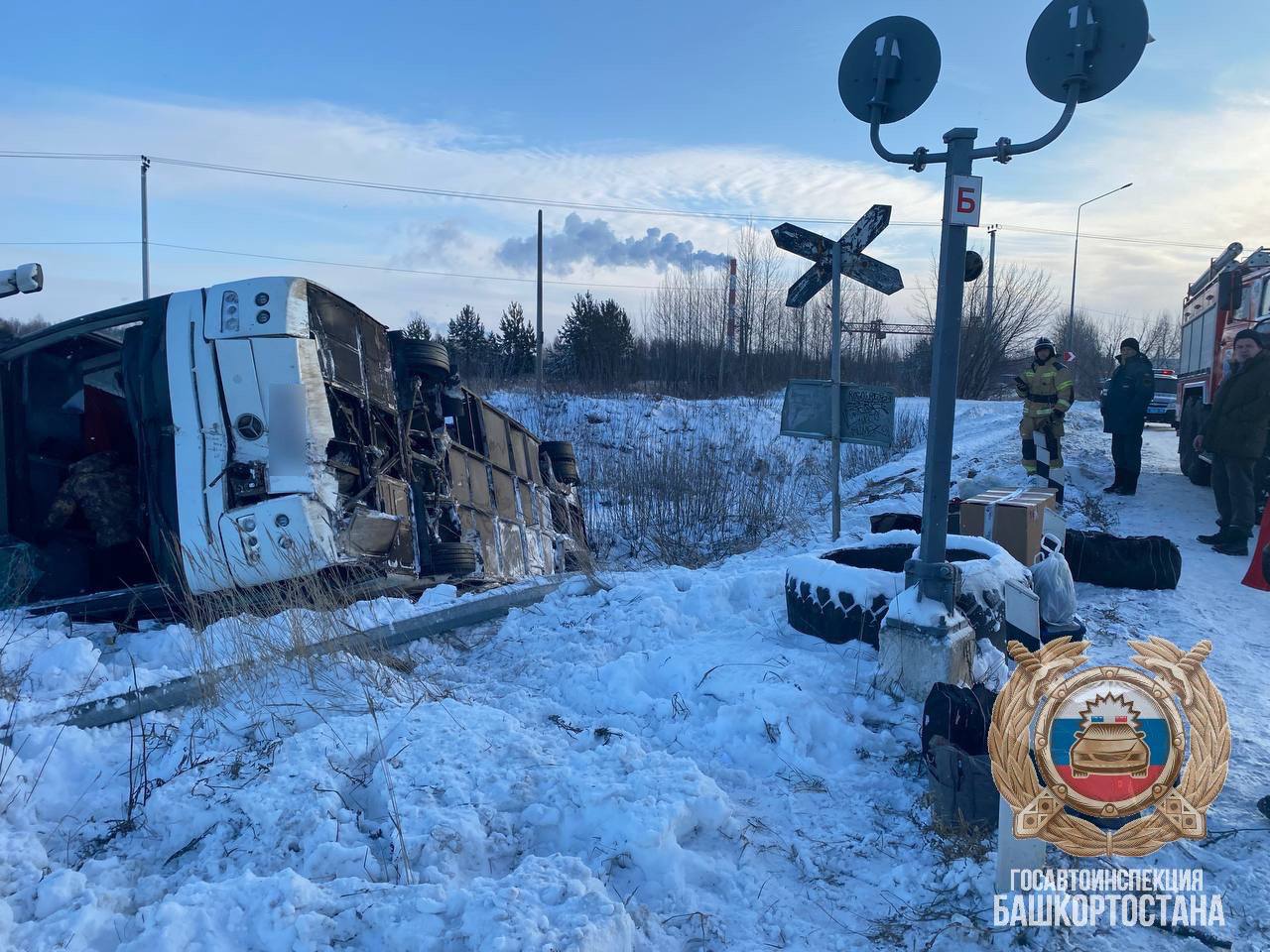 Автобус с вахтовиками опрокинулся в Башкирии Автобус с вахтовиками опрокинулся в Башкирии