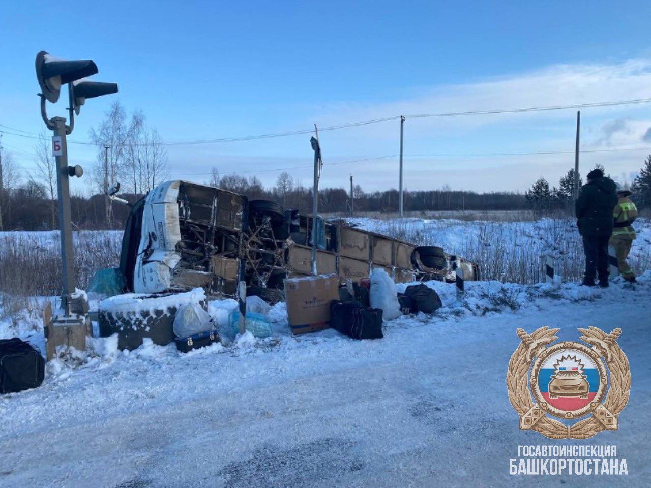 Перевернулся вахтовый автобус Перевернулся вахтовый автобус