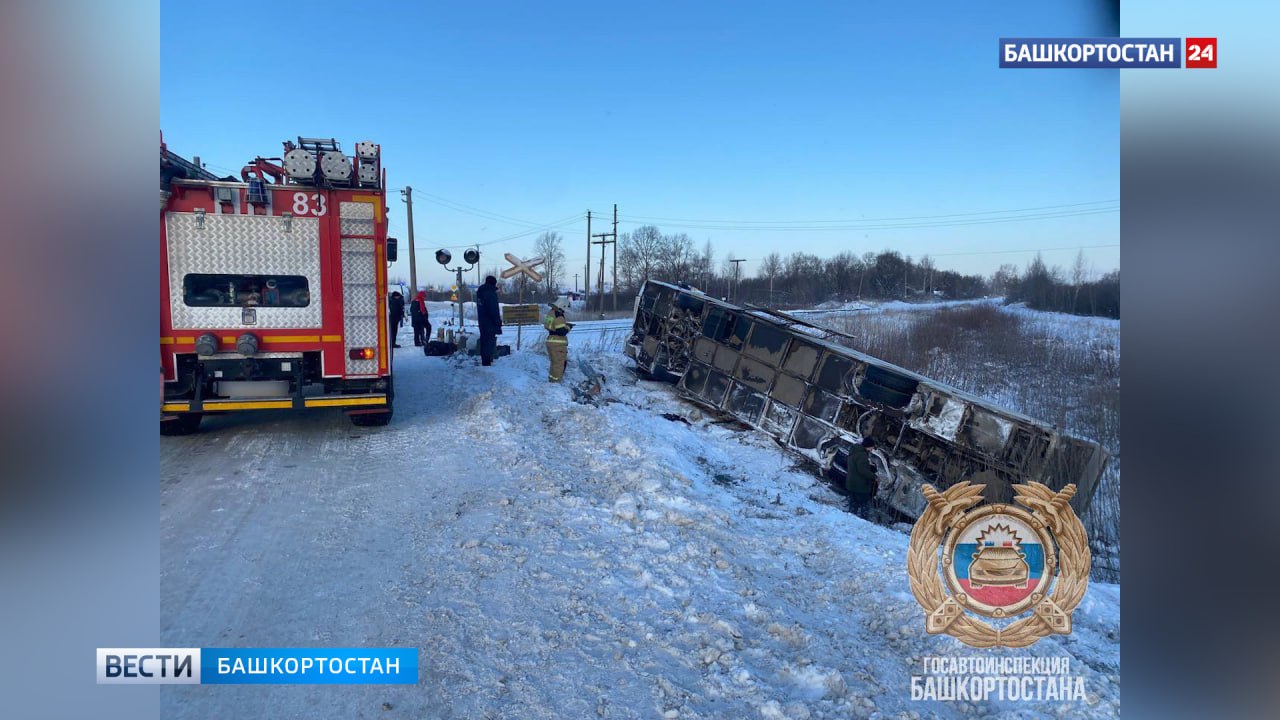 В Башкортостане автобус с вахтовиками опрокинулся перед железнодорожным переездом