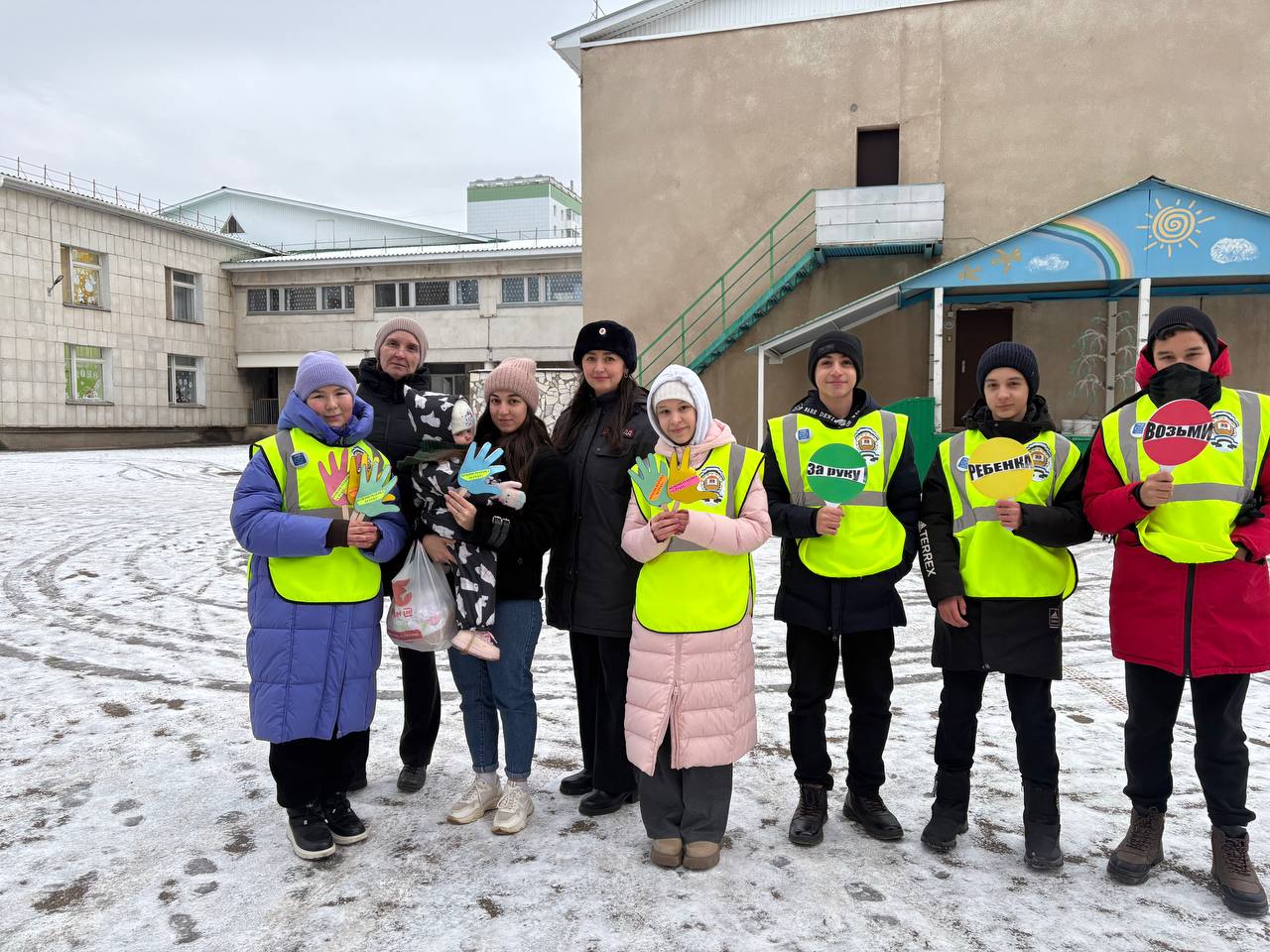 Сотрудники Госавтоинспекции города Октябрьского напоминают: возьми ребенка за руку! Сотрудники Госавтоинспекции города Октябрьского напоминают: возьми ребенка за руку!