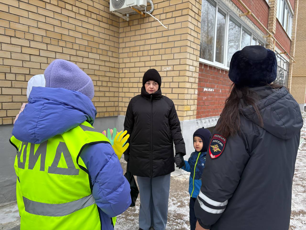 Сотрудники Госавтоинспекции города Октябрьского напоминают: возьми ребенка за руку! Сотрудники Госавтоинспекции города Октябрьского напоминают: возьми ребенка за руку!