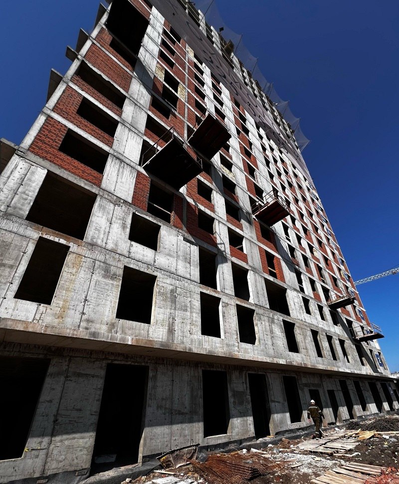 Бетонщик сорвался с высоты