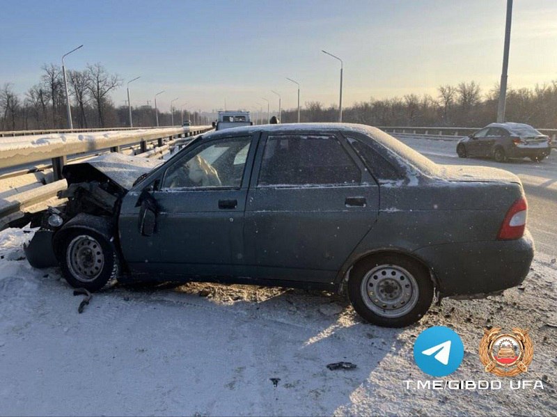 Въехал в стоящий внедорожник Въехал в стоящий внедорожник