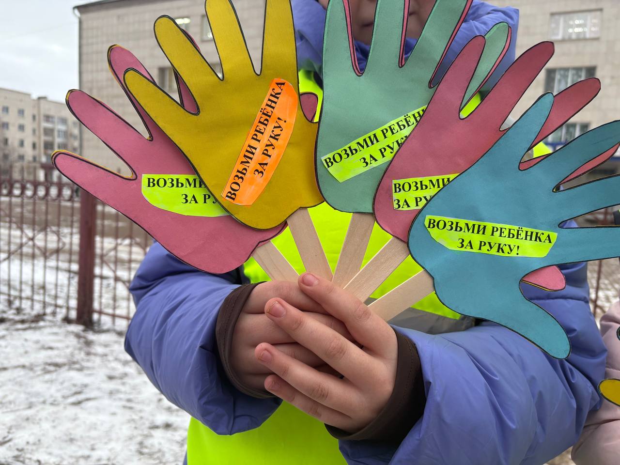 Сотрудники Госавтоинспекции города Октябрьского напоминают: возьми ребенка за руку! Сотрудники Госавтоинспекции города Октябрьского напоминают: возьми ребенка за руку!