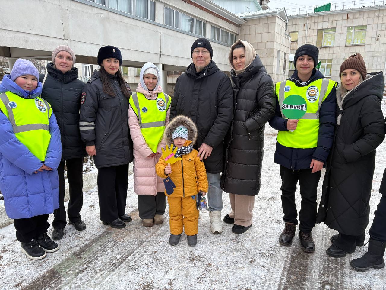 Сотрудники Госавтоинспекции города Октябрьского напоминают: возьми ребенка за руку! Сотрудники Госавтоинспекции города Октябрьского напоминают: возьми ребенка за руку!