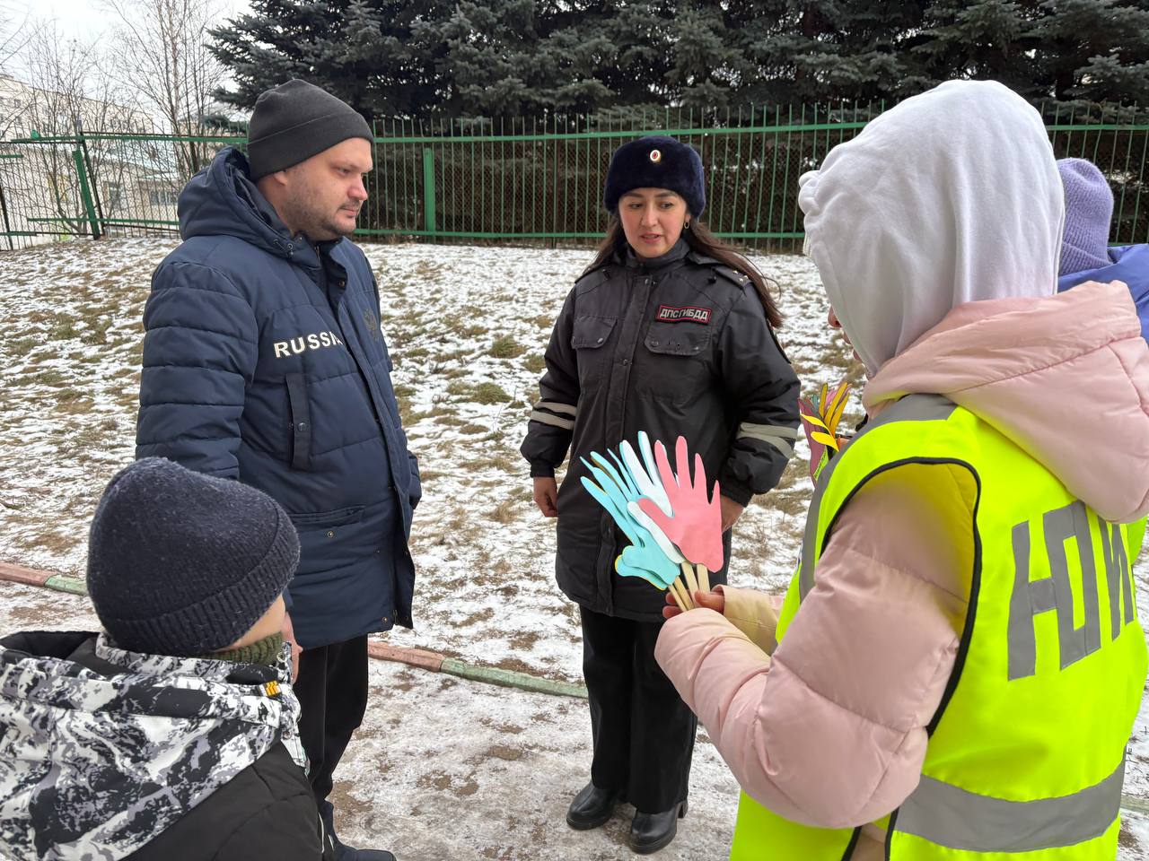 Сотрудники Госавтоинспекции города Октябрьского напоминают: возьми ребенка за руку! Сотрудники Госавтоинспекции города Октябрьского напоминают: возьми ребенка за руку!