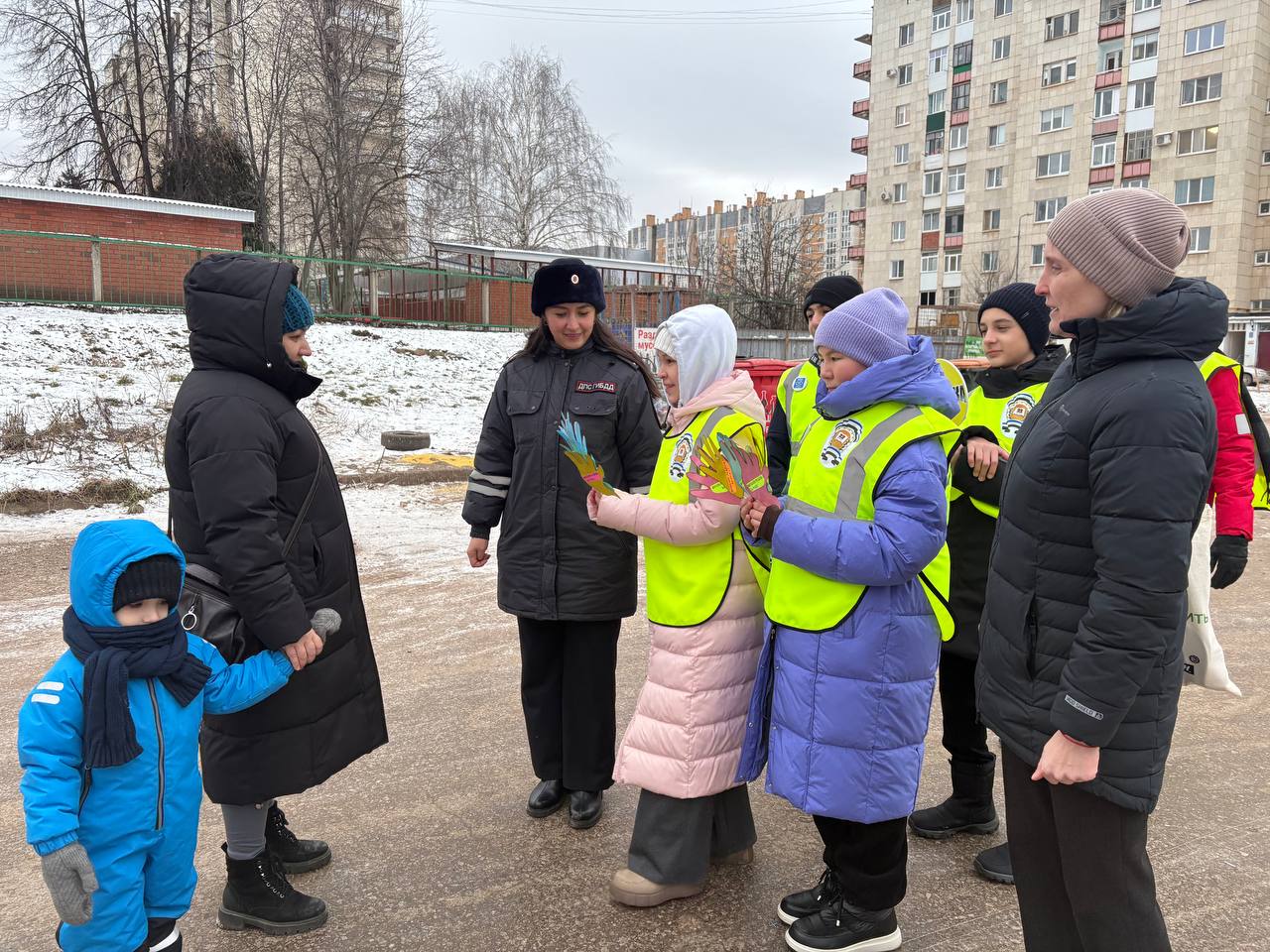 Сотрудники Госавтоинспекции города Октябрьского напоминают: возьми ребенка за руку! Сотрудники Госавтоинспекции города Октябрьского напоминают: возьми ребенка за руку!
