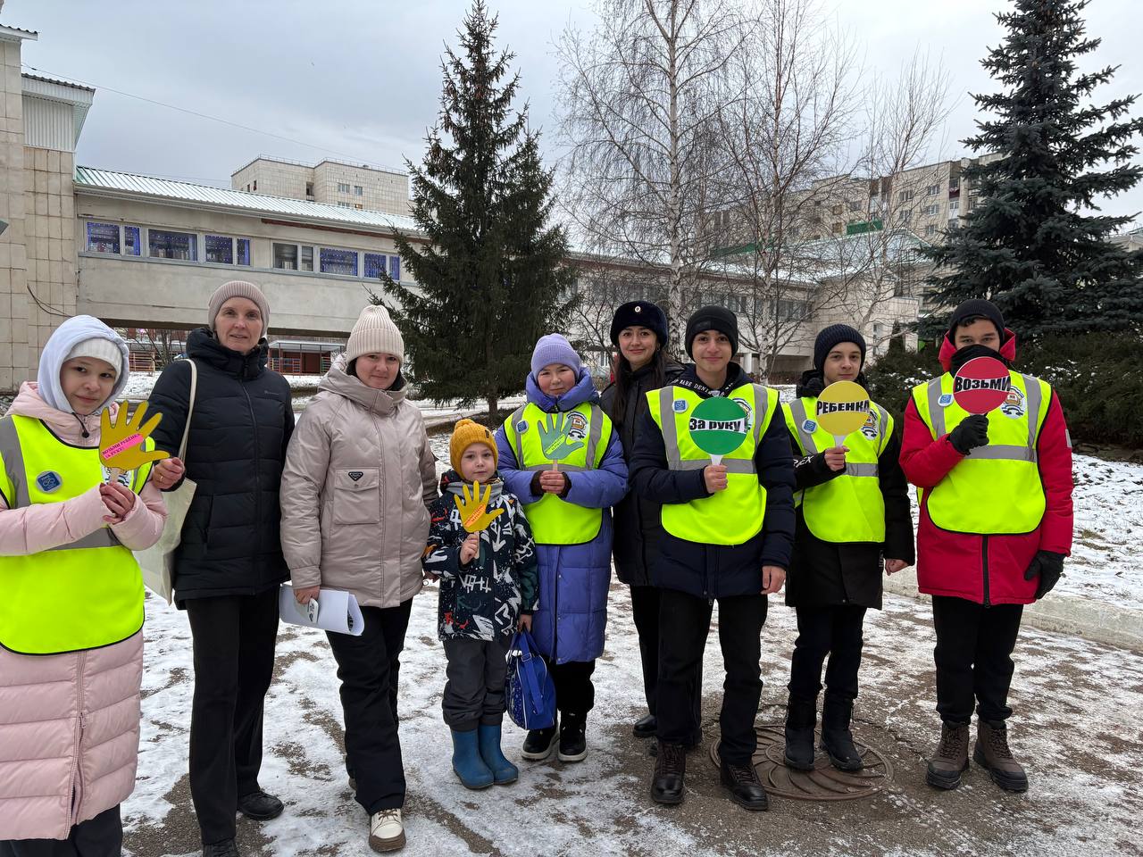 Сотрудники Госавтоинспекции города Октябрьского напоминают: возьми ребенка за руку! Сотрудники Госавтоинспекции города Октябрьского напоминают: возьми ребенка за руку!