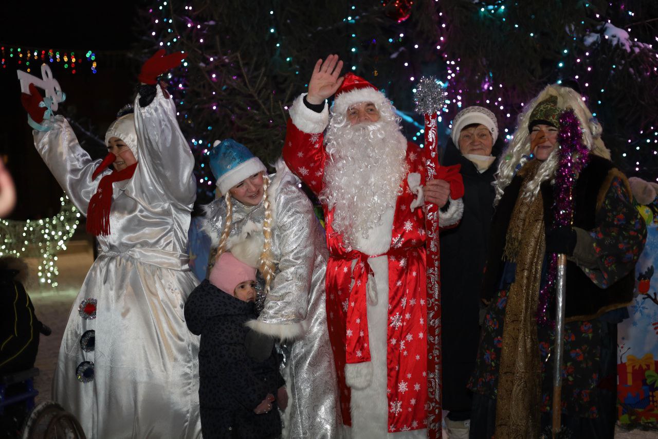 Сегодня в микрорайоне Шахтау открылся новогодний городок! Сегодня в микрорайоне Шахтау открылся новогодний городок!