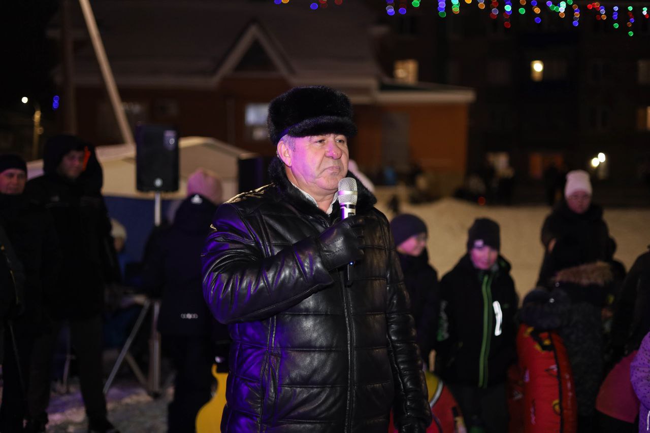 Сегодня в микрорайоне Шахтау открылся новогодний городок! Сегодня в микрорайоне Шахтау открылся новогодний городок!