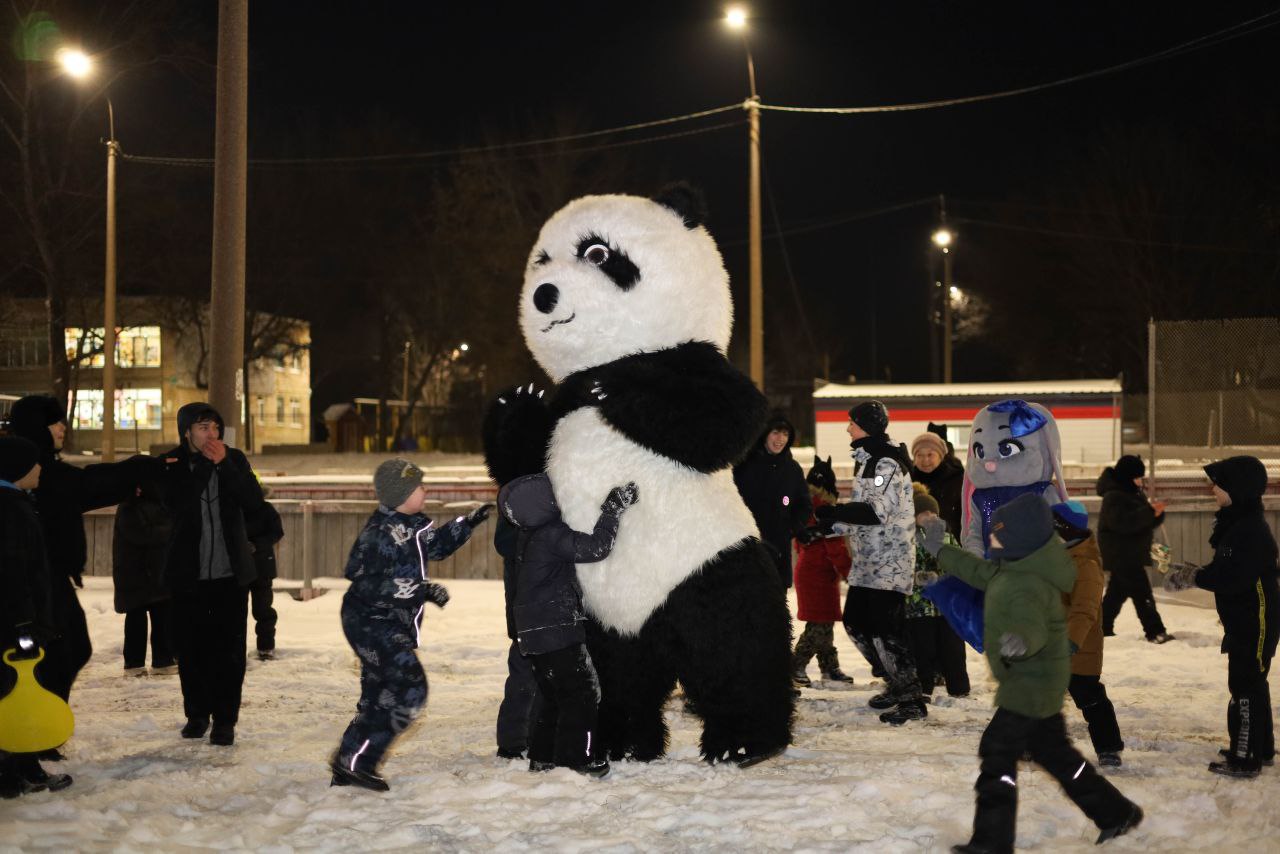 Сегодня в микрорайоне Шахтау открылся новогодний городок! Сегодня в микрорайоне Шахтау открылся новогодний городок!