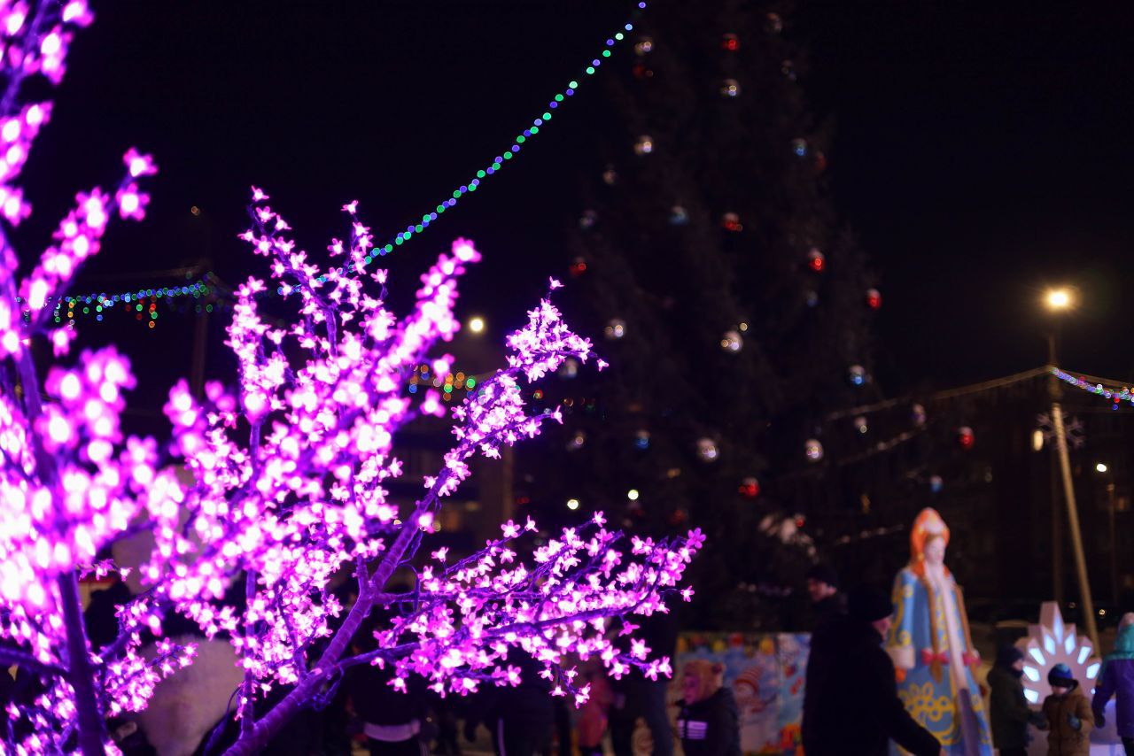 Сегодня в микрорайоне Шахтау открылся новогодний городок! Сегодня в микрорайоне Шахтау открылся новогодний городок!