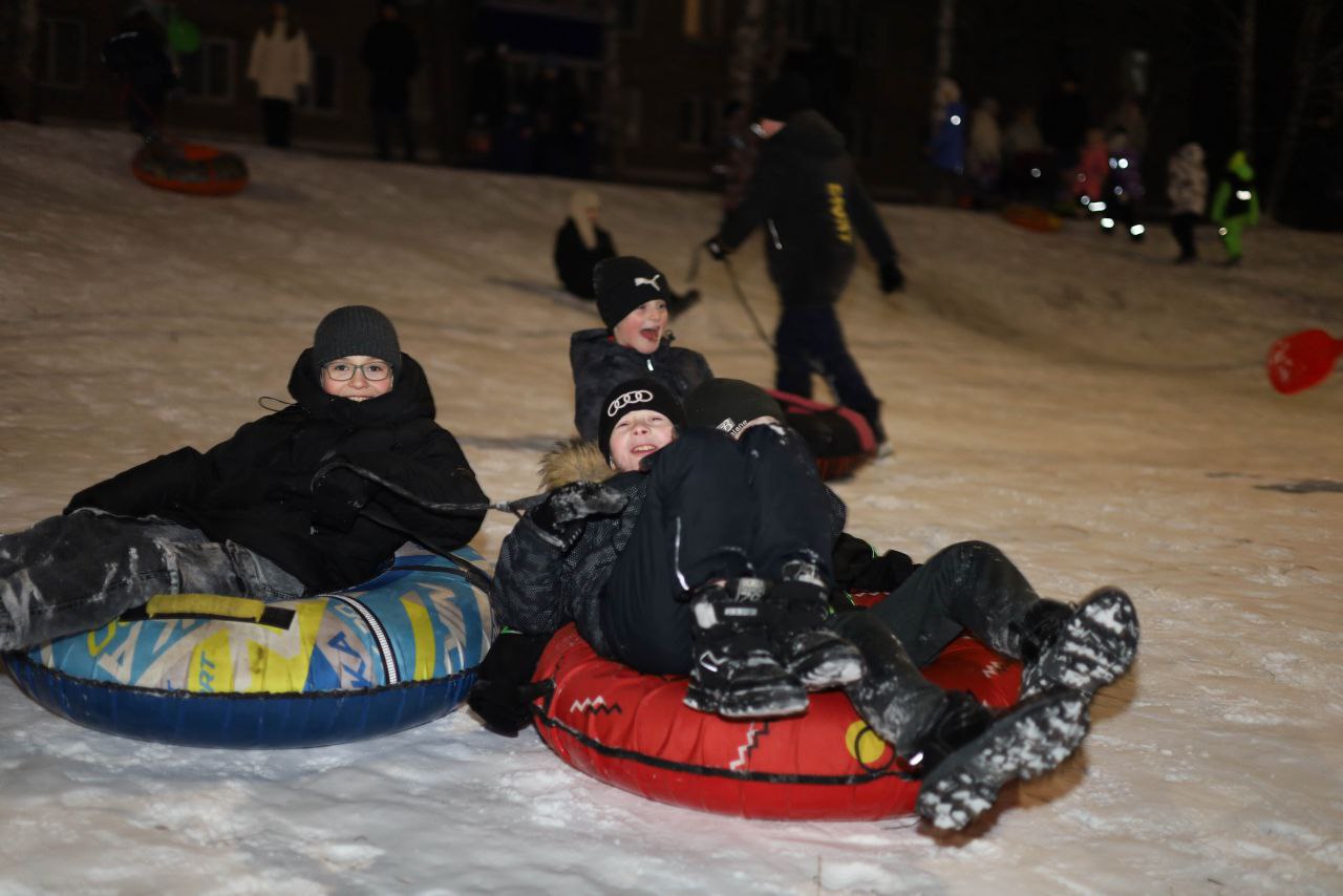 Сегодня в микрорайоне Шахтау открылся новогодний городок! Сегодня в микрорайоне Шахтау открылся новогодний городок!