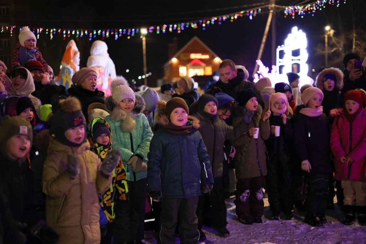 Сегодня в микрорайоне Шахтау открылся новогодний городок! Сегодня в микрорайоне Шахтау открылся новогодний городок!