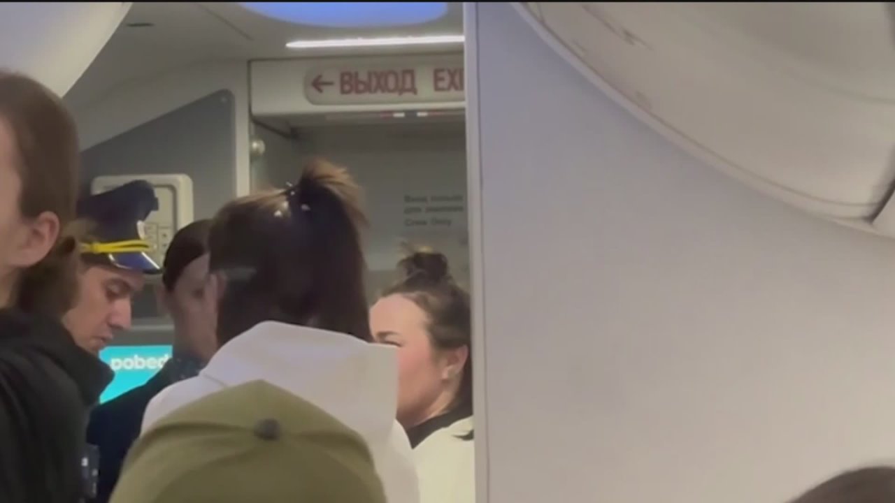 Самолет Сочи-Уфа вернулся в аэропорт из-за неадекватного поведения женщины-пассажира