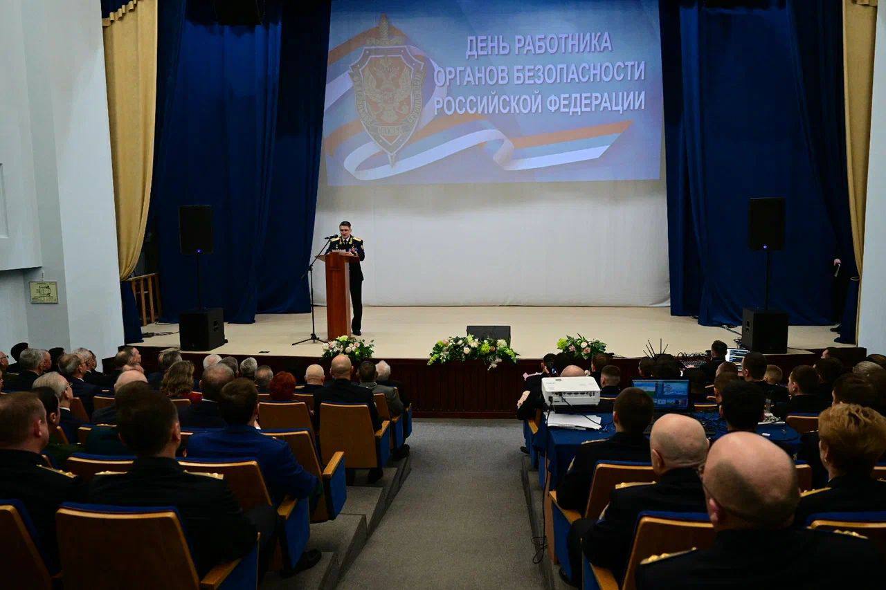 Андрей Назаров поздравил служащих в органах безопасности специалистов с профессиональным праздником и напомнил об истории появления российских спецслужб