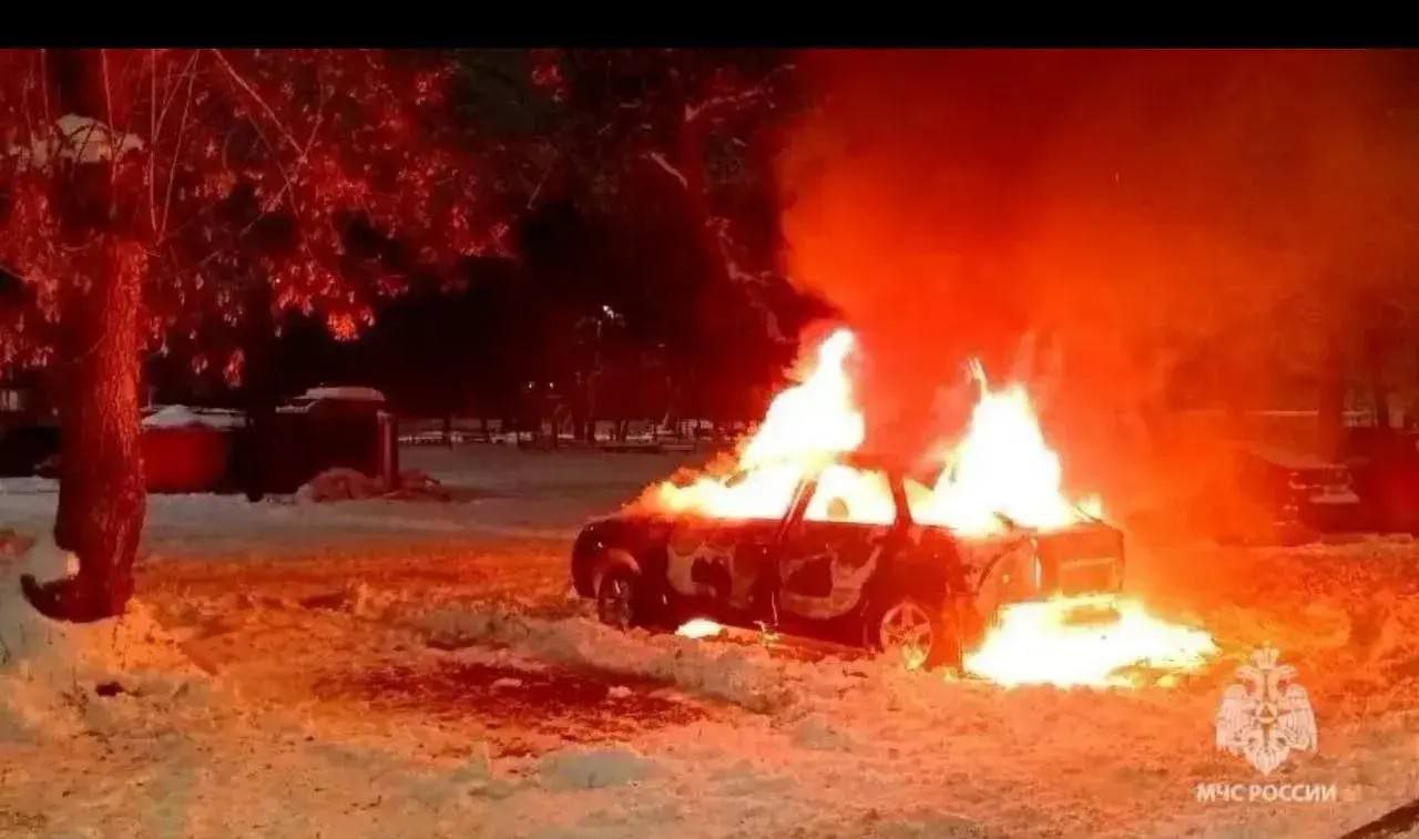 Едва не погиб. В ночь с 19 на 20 декабря в Стерлитамаке на проспекте Октября огнём охватило «Ладу Приору»